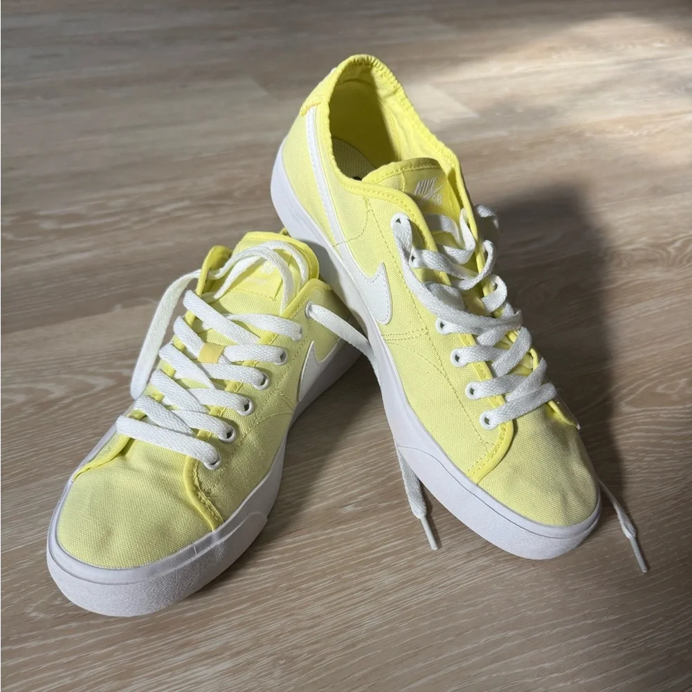 Unisex Nike SB Blazer Court Low Light Citron Sneakers - Sz 7 Men or Sz 8.5 Women